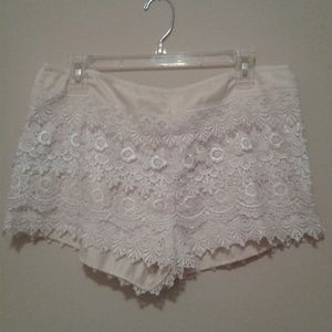Sans Souci | Ivory lace shorts size Large